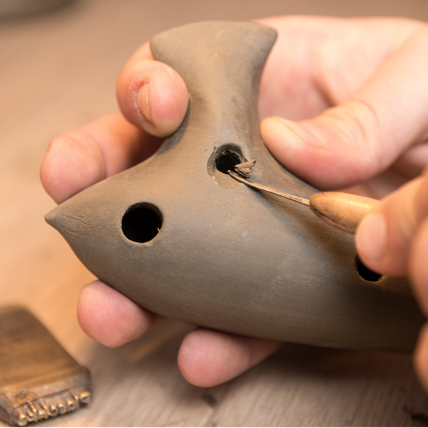 Meisterhafte Akustik: Bearbeitung des Labiums mit Spezialwerkzeug in der Plaschke Werkstatt.