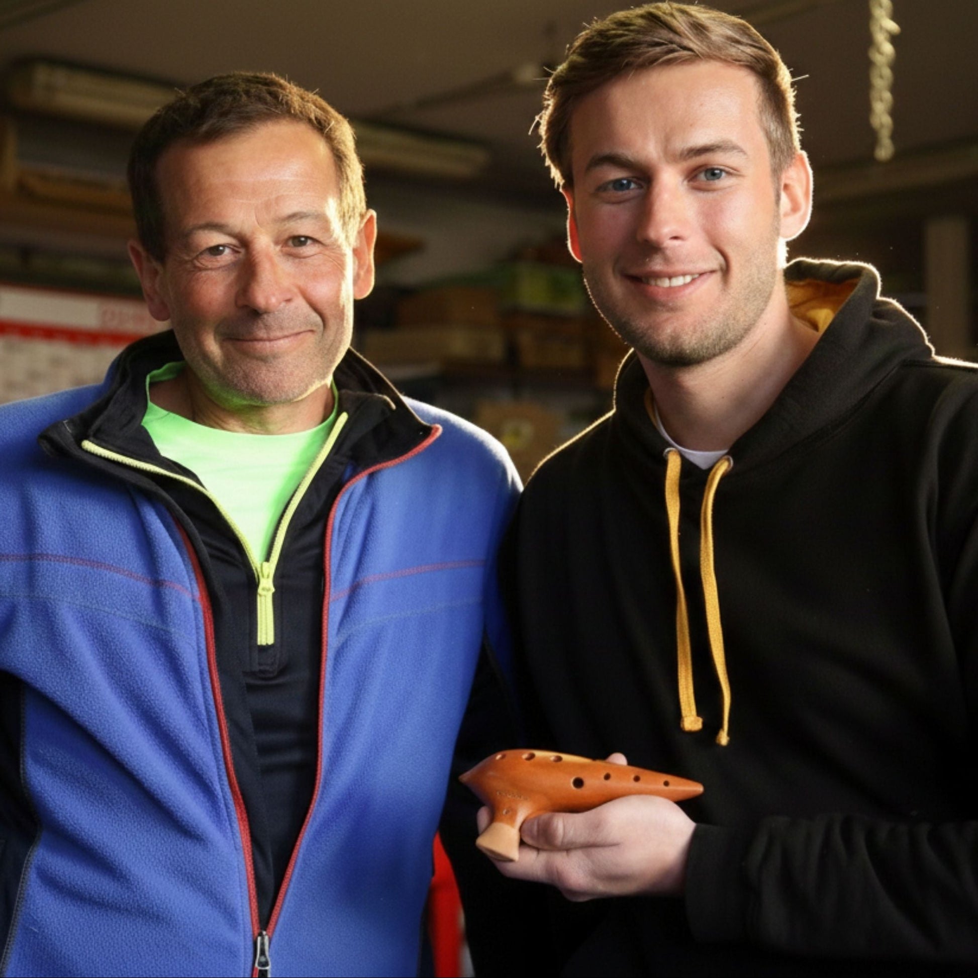 Georg und Alex Plaschke präsentieren eine handgefertigte Okarina aus ihrer Südtiroler Instrumentenbau Werkstatt