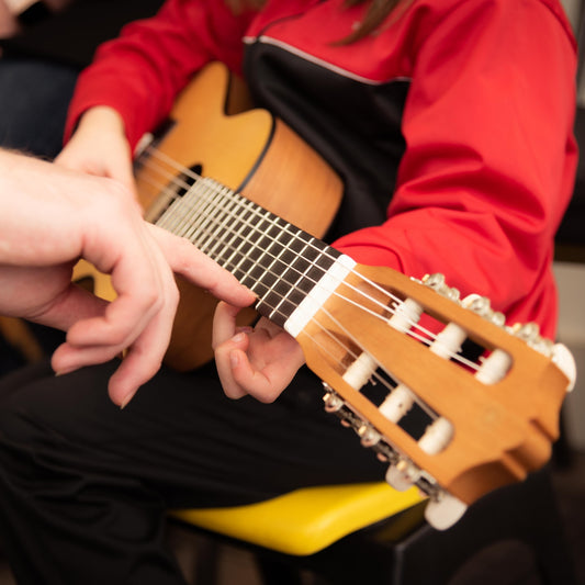 Gitarrenkurs für Anfänger bei Plaschke Instruments in Algund Südtirol – Gruppenunterricht ohne Noten mit dem Buch Gitarre 1x1.
