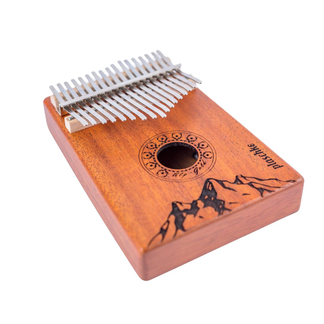 Perspektivische Ansicht der 17 Edelstahl-Stimmzungen mit eingravierten Notenwerten auf der Alps-Gold Kalimba