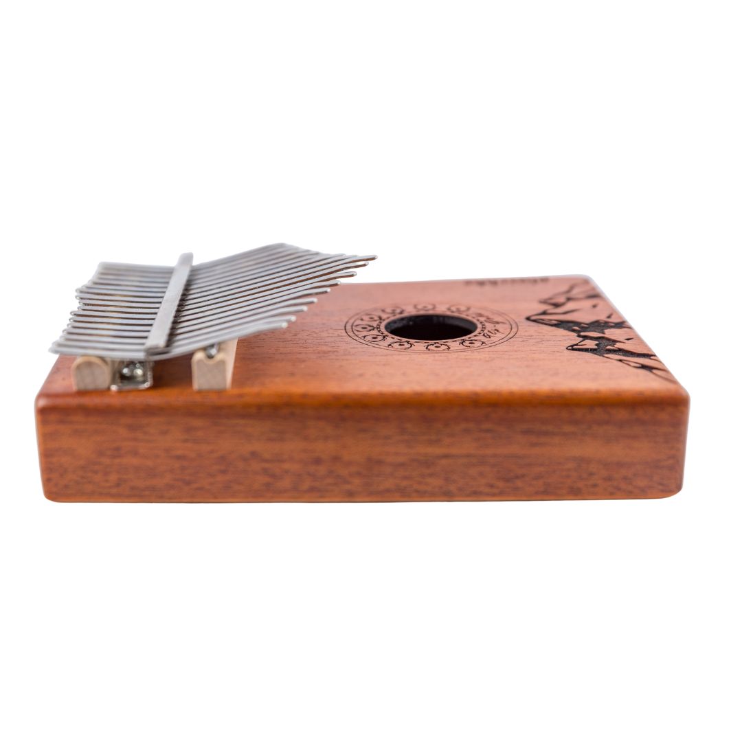 Nahaufnahme der seitlichen Verarbeitung des hochwertigen Mahagoni-Korpus der Daumenklavier-Spezialedition