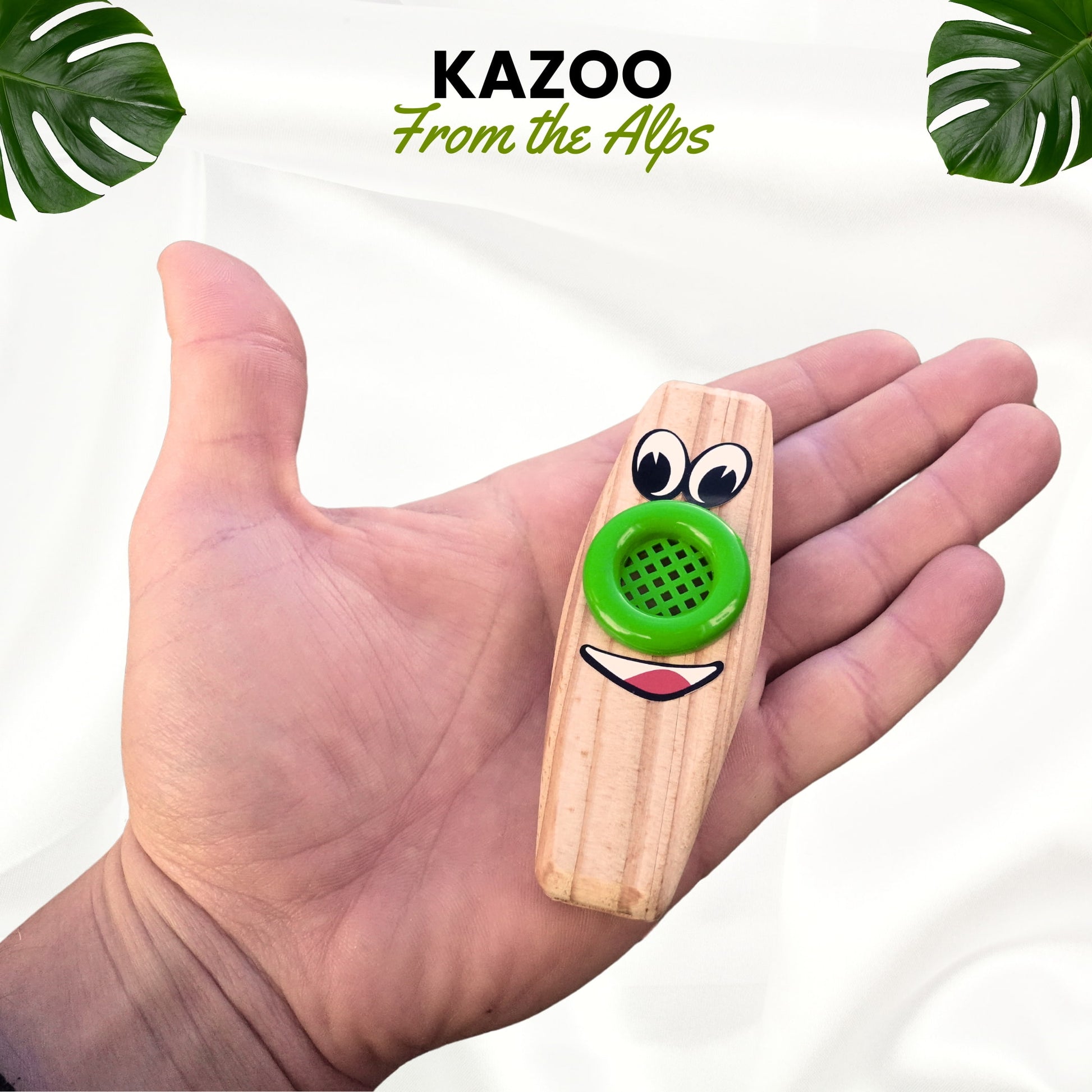 Das handliche Holz-Kazoo in der Hand gehalten, um die kompakte Größe und ergonomische Form zu verdeutlichen