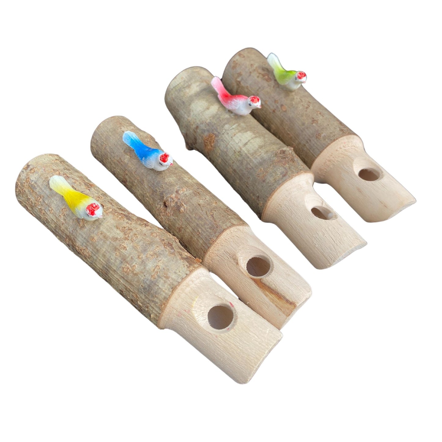 Vier Kuckuckspfeifen aus Haselnussholz mit Vögeln in Rot Blau Gelb und Grün