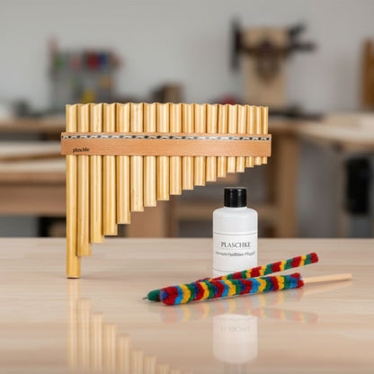 Eine hochwertige Plaschke Panflöte präsentiert mit dem zugehörigen Pflegeset, bestehend aus Spezialöl und Reinigungsstäben