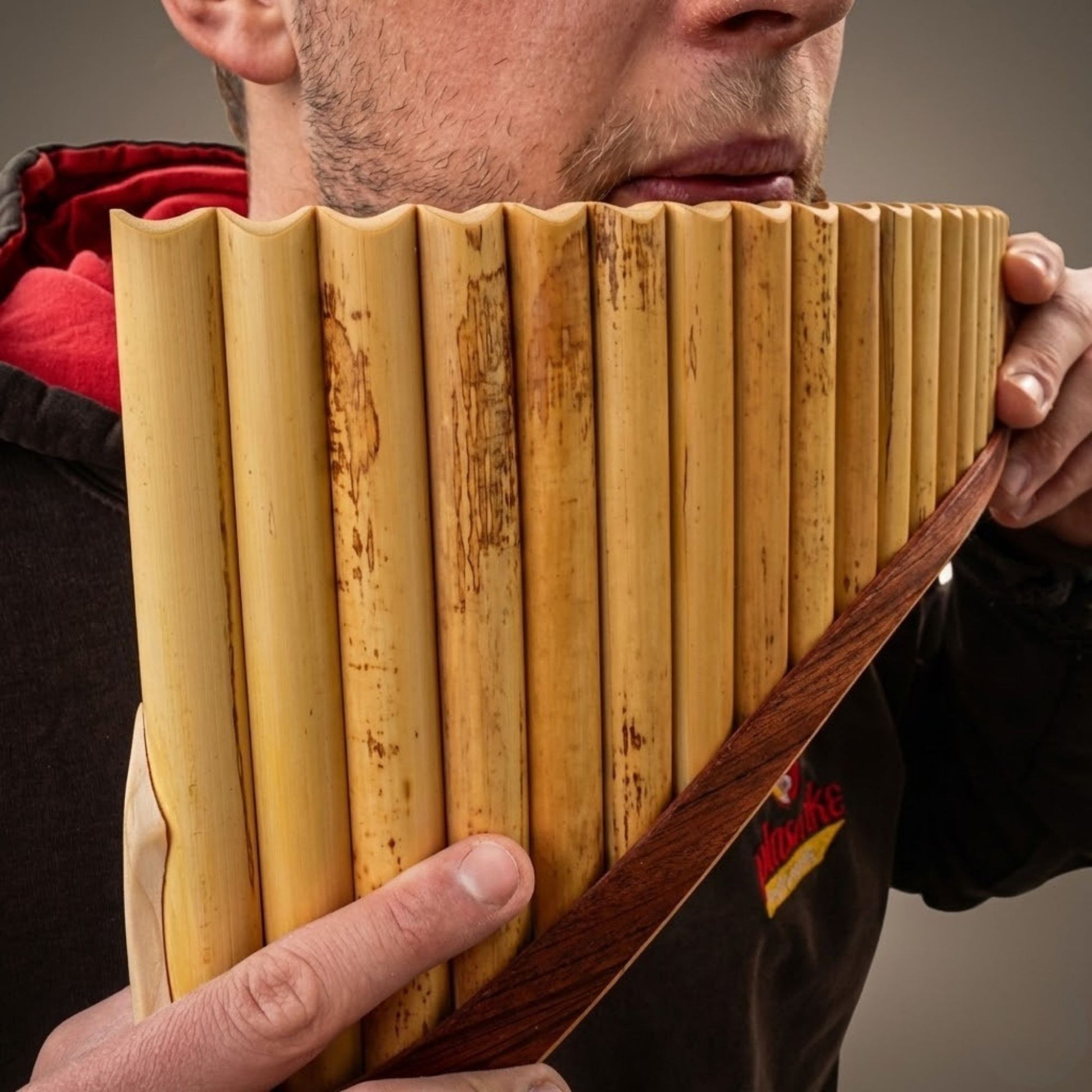 Nahaufnahme beim Panflöte spielen – Ergonomische Haltung und Detailansicht der Mundfläche