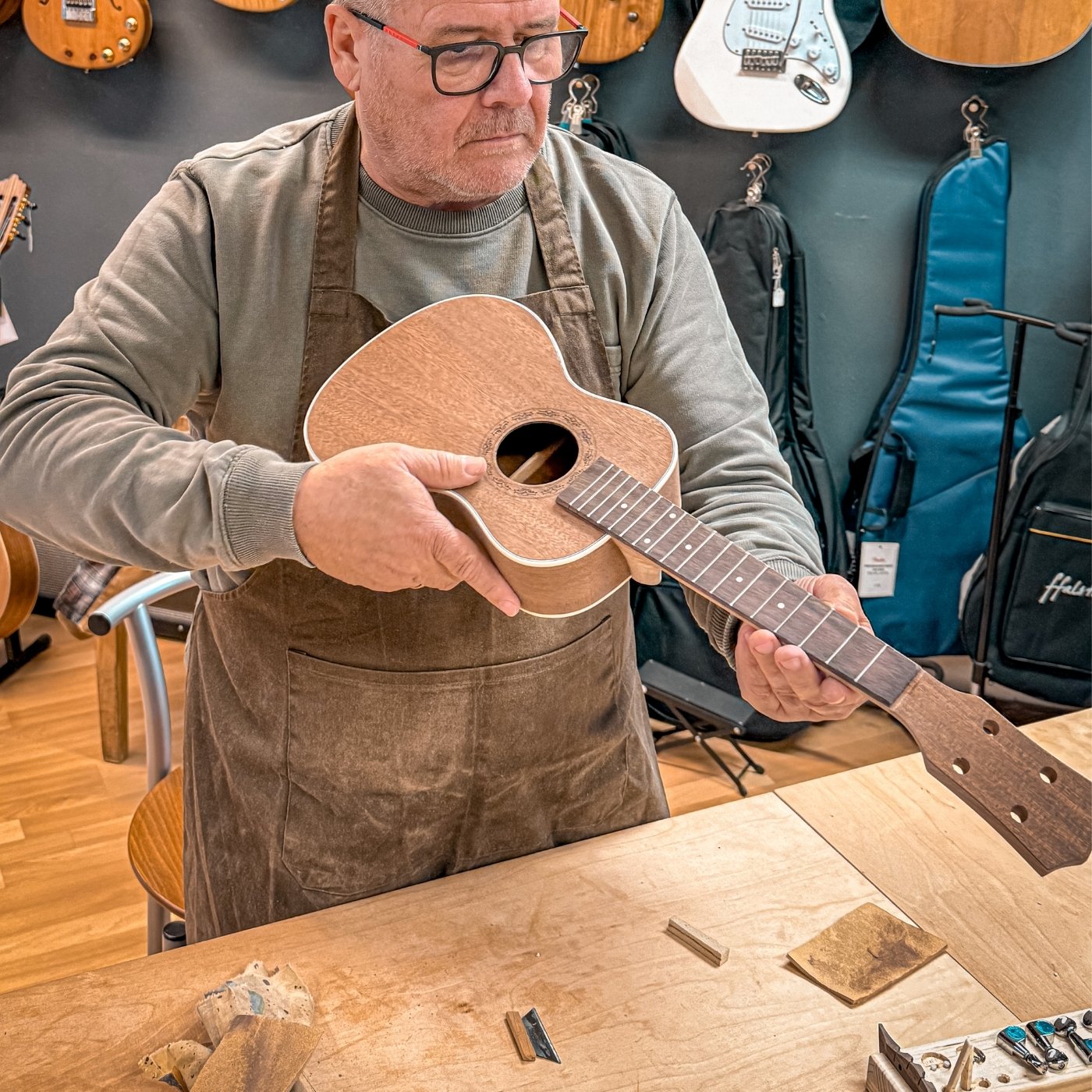 Teilnehmer beim Ukulele-Bau-Workshop in der Plaschke Instruments Werkstatt: Gemeinsames Erschaffen eines eigenen Instruments unter professioneller Anleitung.