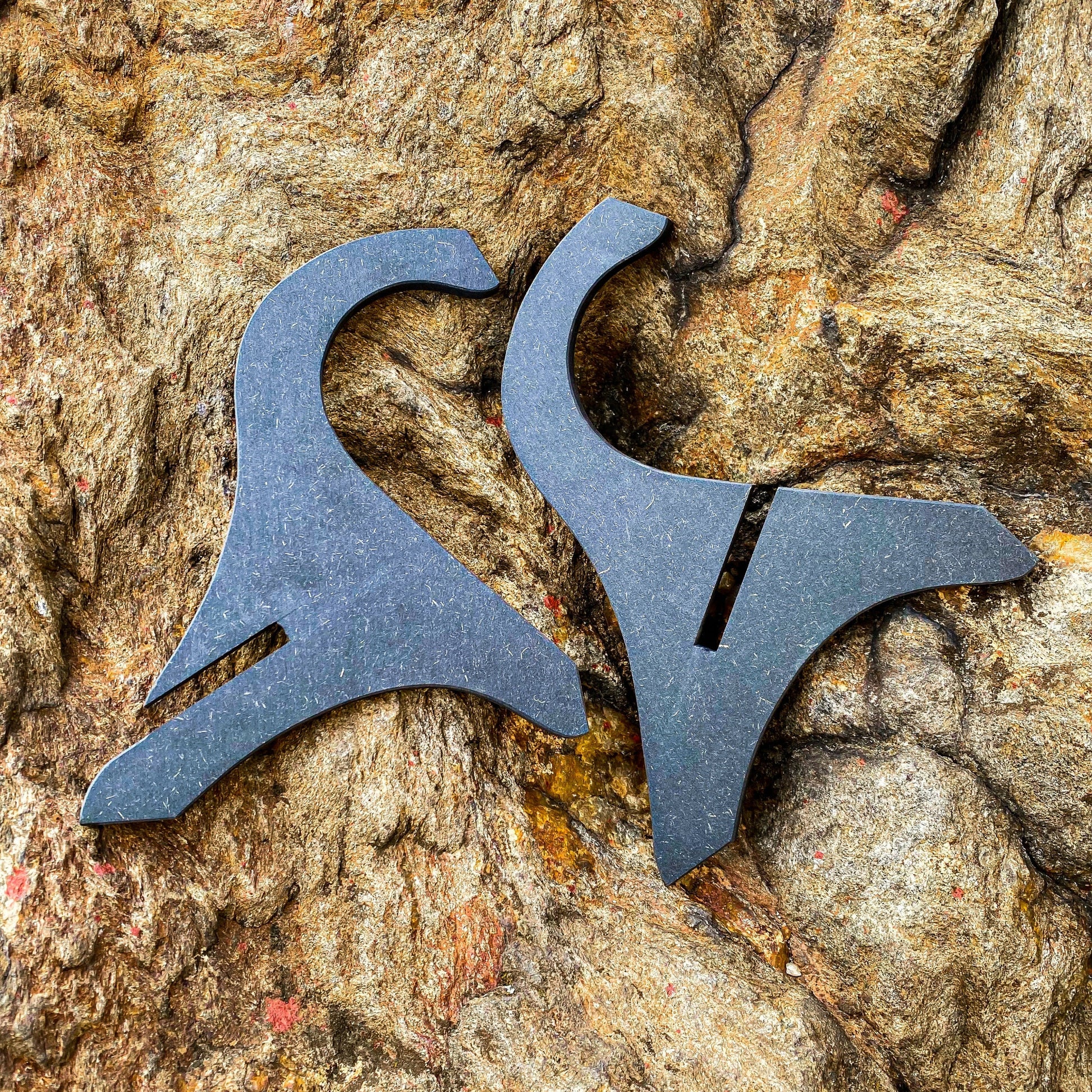 Die zwei flachen Holzelemente des Ukulele Ständers vor dem Zusammenbau