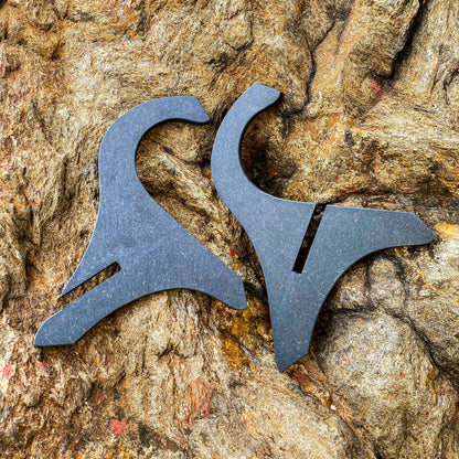 Die zwei flachen Holzelemente des Ukulele Ständers vor dem Zusammenbau
